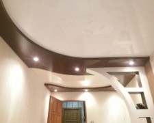 Стильный потолок в коридоре
