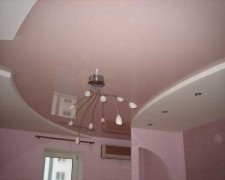 Немецкий потолок в бело-розовых тонах