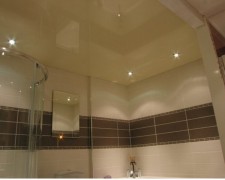 Бежевый потолок в ванной