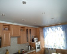Классический потолок на кухне