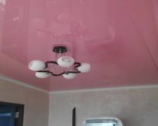 Розовый потолок в комнате