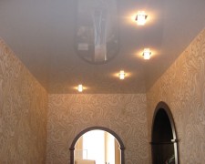 Простой потолок с освещением