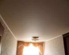 Матовый потолок в комнате